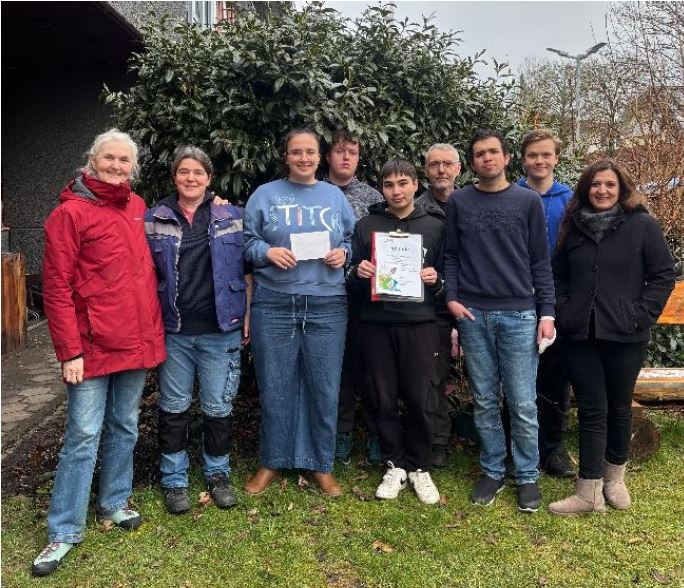 Foto Gartengruppe mit Urkunde